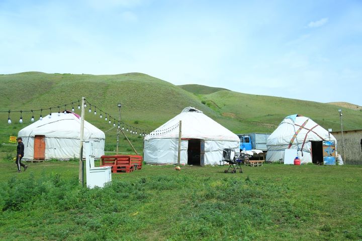 Юрты на озере кольсай